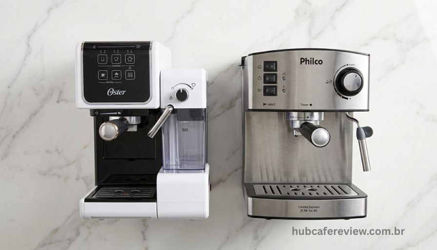 Flat lay com as duas cafeteiras espresso 
Oster PrimaLatte Touch e Philco 20 Bar 
vistas de cima para comparativo técnico