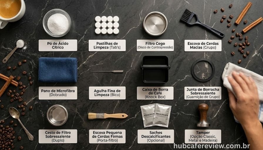 Kit completo de manutenção para cafeteira espresso com ácido 
cítrico, pastilhas de limpeza, disco cego, escova, pano de 
microfibra, agulha, knock box, gaxeta e filtro reserva 
dispostos em flat lay sobre mármore branco.