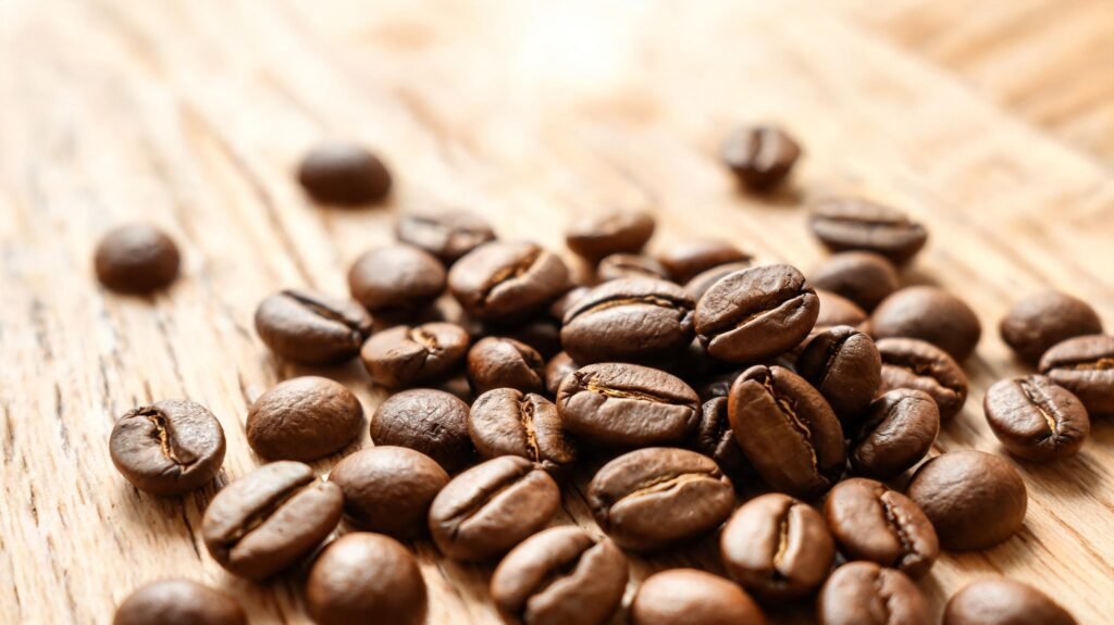 Grãos de café com torra média, coloração marrom equilibrada, considerados versáteis para diferentes métodos de preparo.